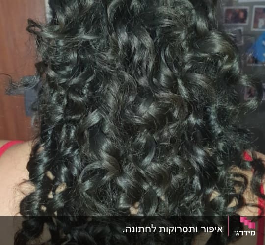 שיער מתולתל עם קישוט שיער כסוף